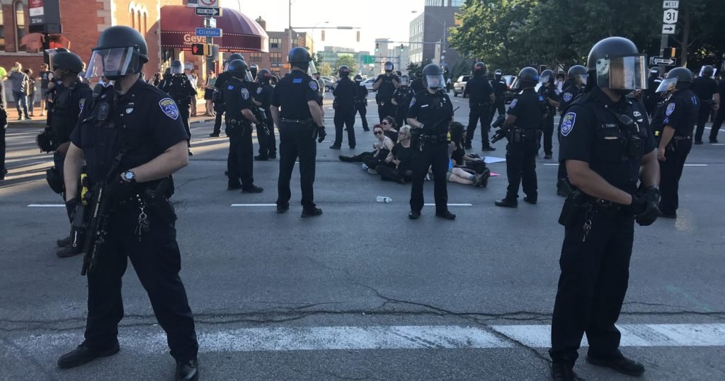 WWII Memorial and other National Mall monuments defaced during protests ...